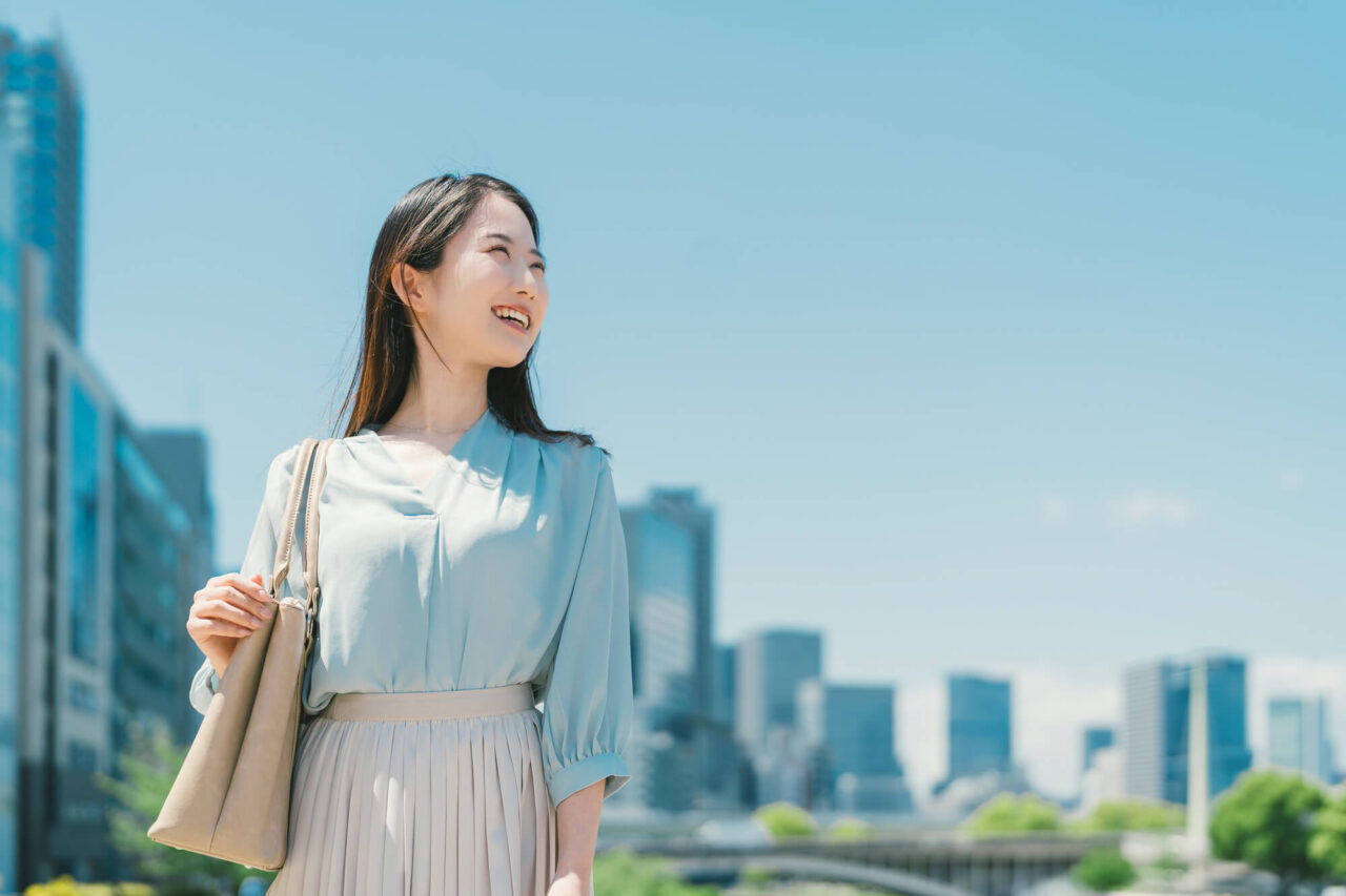 空を見上げる女性